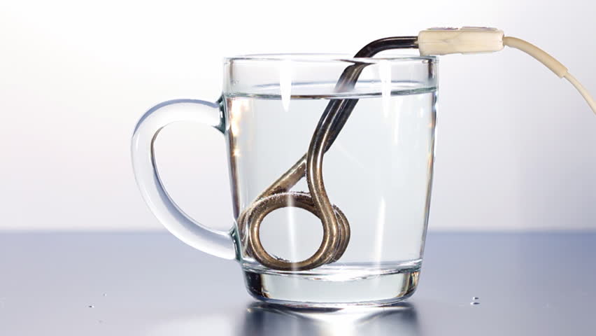 Accelerated heating water in a mug with a compact boiler