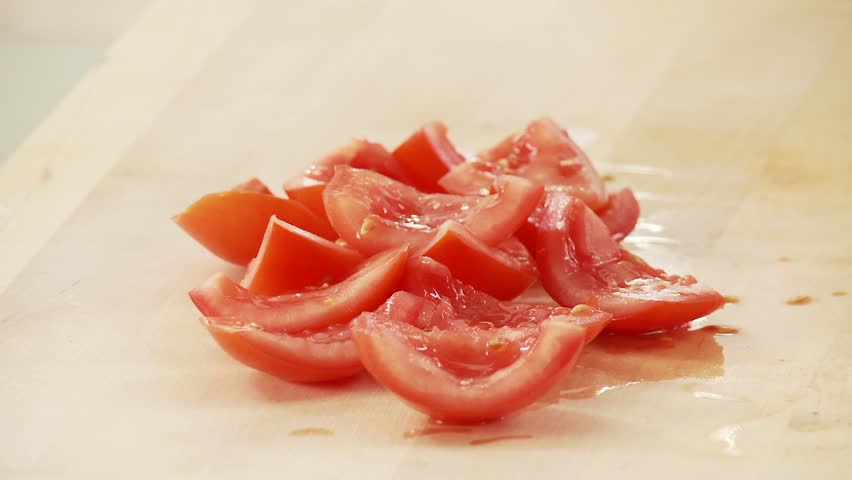 Slicing tomatoes