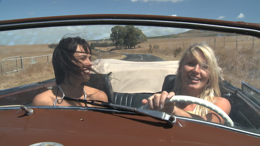 MEDIUM SHOT OF TWO GIRLFRIENDS IN A CAR