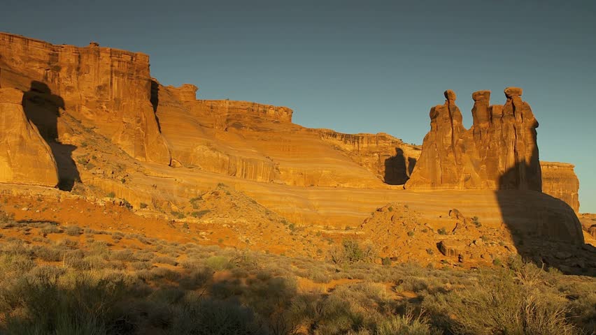 Arches National Park - three Wise Men or three Gossips - camera pans
