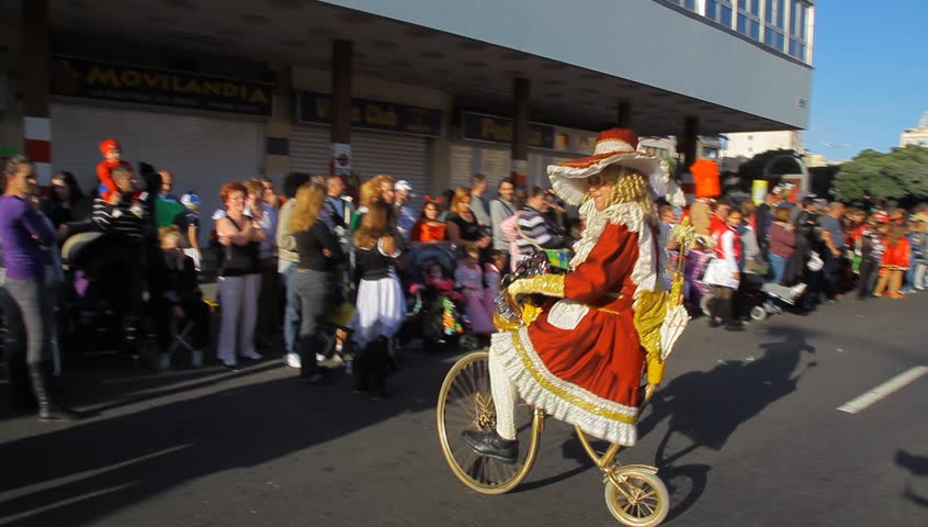LAS PALMAS DE GRAN CANARIA, SPAIN - FEBRUARY 18: 200,000 masked revelers and a hundred or so festooned cars and floats in the Grande Parade (Gran Cabalgata ) of the Carnival February 18, 2012, Spain 