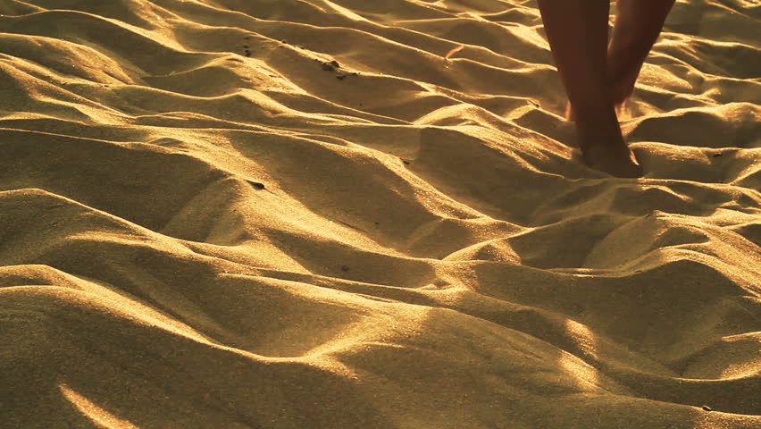 female walking on the beach_01

Full HD Video Footage / 1080p