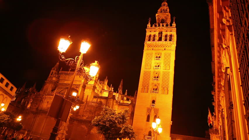 View of the famous Seville mos-che with its Giralda minaret in a typical day