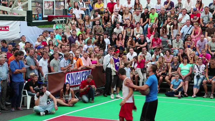KIEV, UKRAINE, AUGUST 24, 2012: Final Ukrainian streetball league and show on basketball pitch on Khreschatyk street, dedicated to celebrating Independence Day in Kiev, Ukraine, August 24, 2012