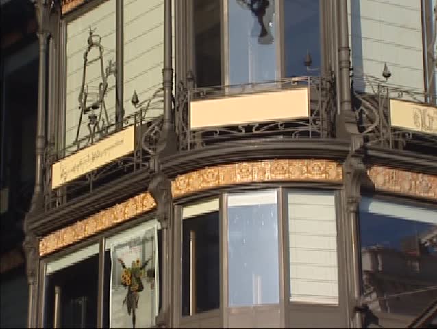 Ttilt up  Art Nouveau facade Old-England, Brussels (1899)