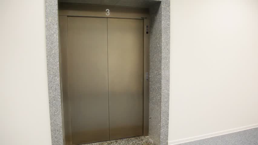 empty lift comes on floor number 3, doors open and closed 