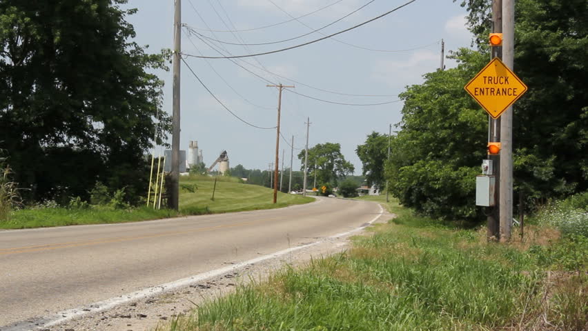 A caution light warning on coming traffic