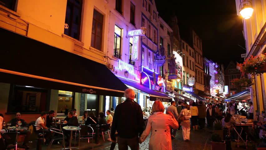 BRUSSELS, BELGIUM - AUGUST14: Crowds of tourists enjoy a summer night near the famous Grand Place square on August 14, 2010. Kaasmarkt street, shortly before midnight on August 14, 2010.