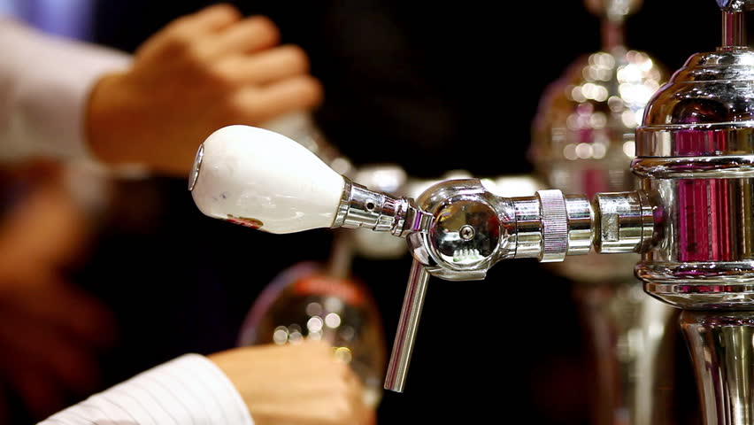 pour beer in bar