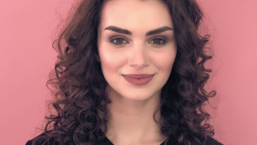 4k00 12beautiful Fashionable Girl With Long Curly Hair And Snow