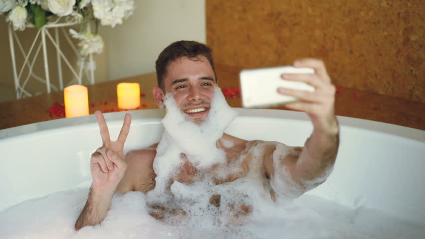 Guys bath. МАНЬЯК селфи джакузи. Человек в ванне с деньгами. Что делают парни с мылом. Selfie Bath PNG