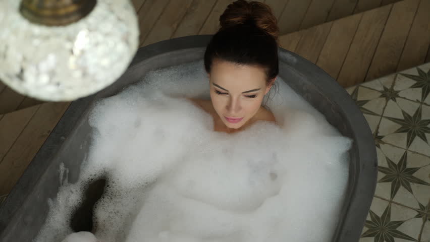 Девушка счастливая в пене. Красивая девушка в ванной. Ванна с пеной. Девушки в пене видео. Девушки в пене видео.
