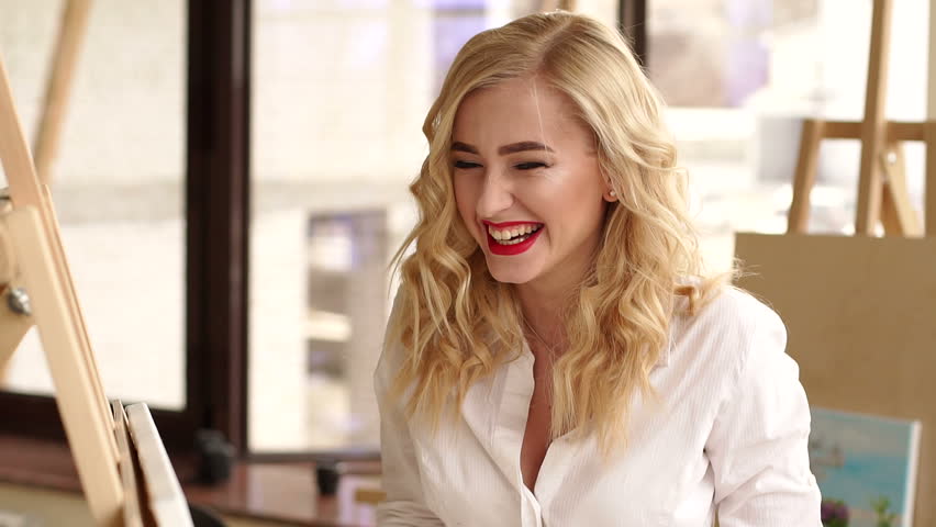 Hd00 11blonde Girl With Red Lips With A Brush In Her Hand In The