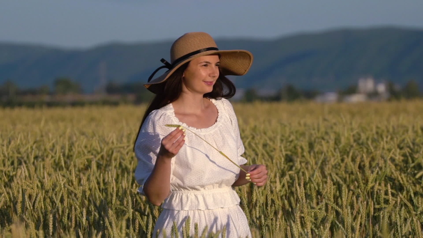 girl-walking-in-thing-video