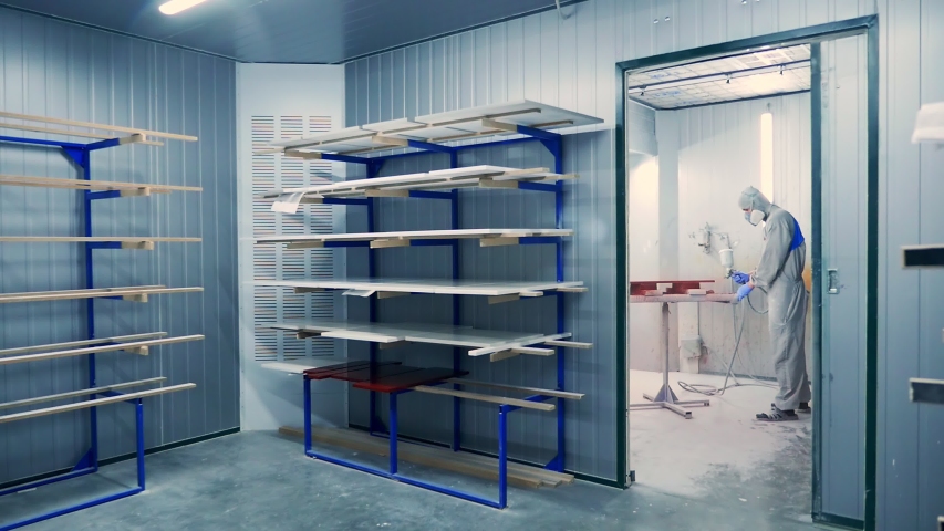 4k00 16man In Protective Clothes And Mask Staining Wood Mdf