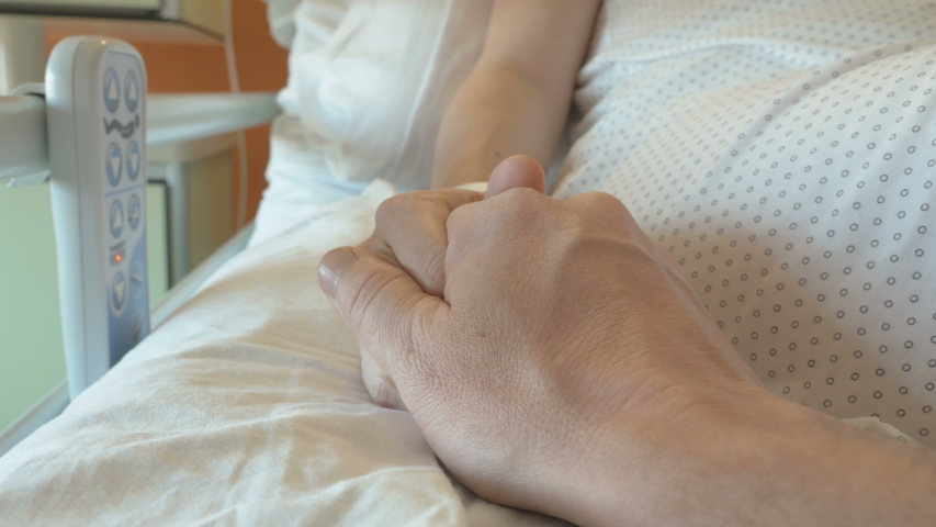 Фото девушки руки в больнице на кровати