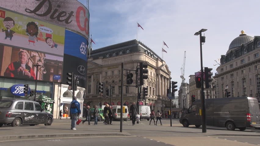 London England United Kingdom London Piccadilly Circus Square Sunny Day Car Traffic Double Decker Billboards London England United Kingdom London Piccadilly Circus Square Sunny Day Car Traffic Double Decker Billboards