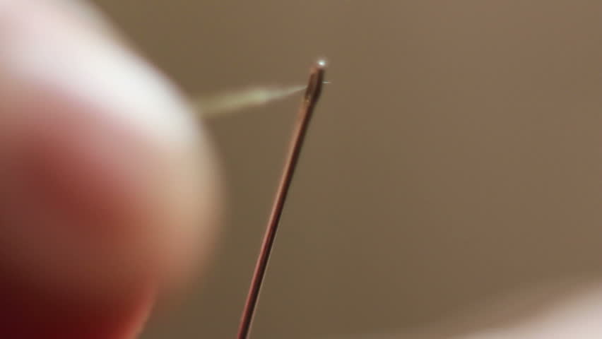 Как продеть нитку в иголку. Вытянулась иголка в порт системе. Stitching on leather. Through thread. Кидает иголку через стекло.