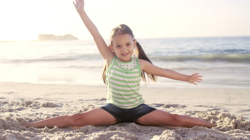 Doing videos. Девочка тренируется на песке Фотобанк Лори. Splits on the Beach. Kiddy Splits.