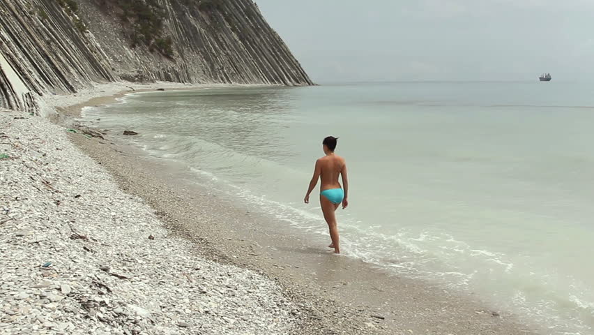 Model Walking On Beach Naked - Nude Young Female Walking On Arkivvideomateriale (100 % royalty-fritt)  15394804 | Shutterstock