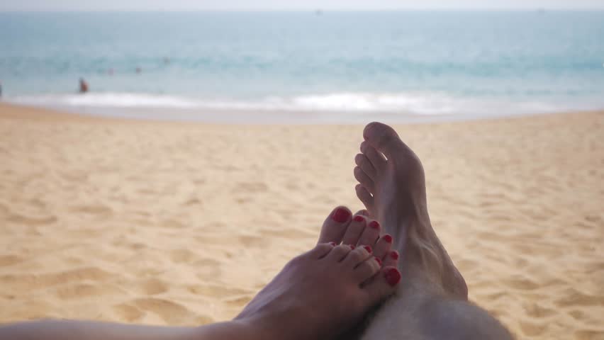 Couple Lying On The Beach Stockbeeldmateriaal En Vid