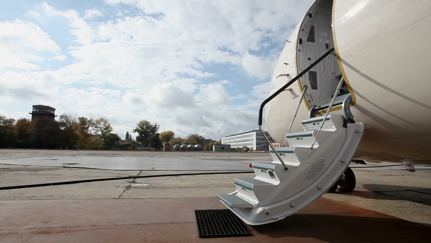 Дверь трап. Дверь-трап на самолёте. Аварийный трап 737. Откидные трапики на кузове камаза. Дверь боинга 737.