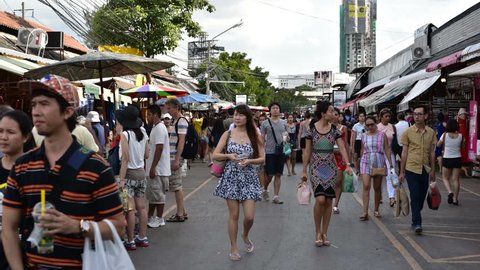 Тайцы видео. Бангкок жители. Бангкок люди. Бангкок много людей. Бангкок люди на улицах города.
