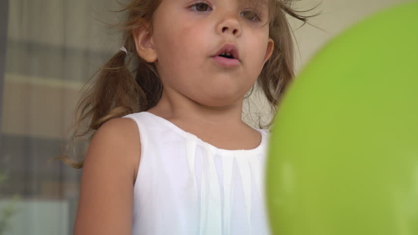 Cute Little Girl Plays With Videos De Stock 100 Libres De Droit