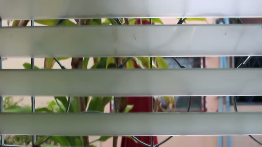 Header of louver