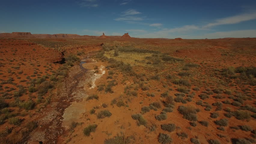 пустыня вид сверху. купер крик австралия. штат юта долина монументов. вади пересыхающие реки африки. горы пустыни намиб.