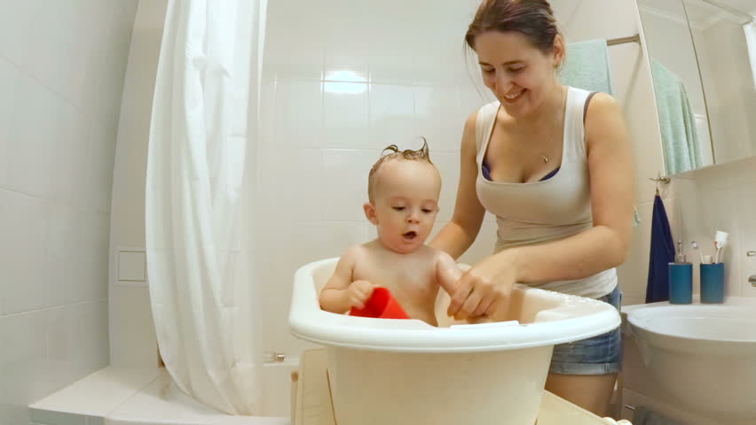Зрелая мама в ванной. Совместное купание с мамой. Мама купается в ванной. Совместное купание с мамой в ванной. Совместное купание разнополых.