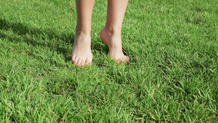 Bare Feet In Green Grass Stock Footage Video 1516978 | Shutterstock