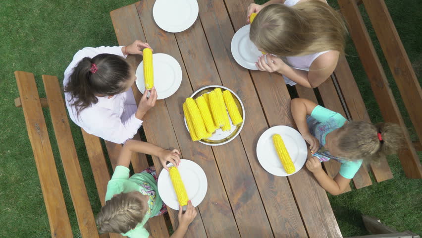 Family Corn Eating Contest In Stockvideos Filmmaterial 100