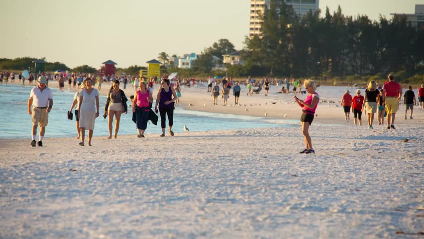 SIESTA KEY, SARASOTA, FLORIDA - 15 JANUARY 2017 :People Walking Along ...