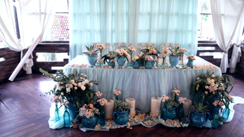 Hd00 14bride And Groom Table Layout At A Wedding Reception Table