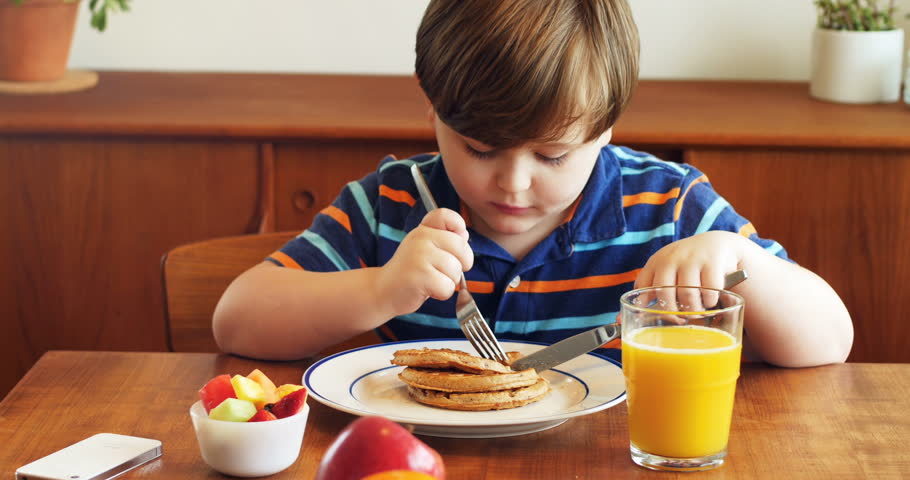 I lunch at home. Ребенок завтракает. Мальчик завтракает. Школьник за завтраком. Утренний завтрак школьника.