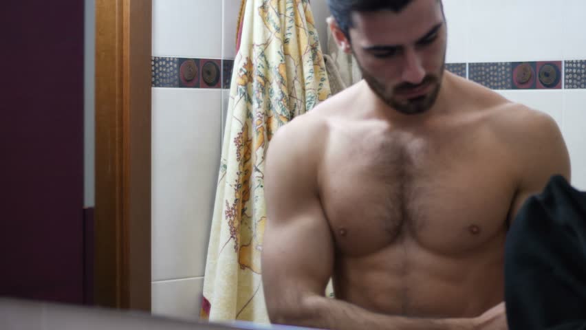 Attractive Muscular Young Man Dressing Video De Stock Totalmente