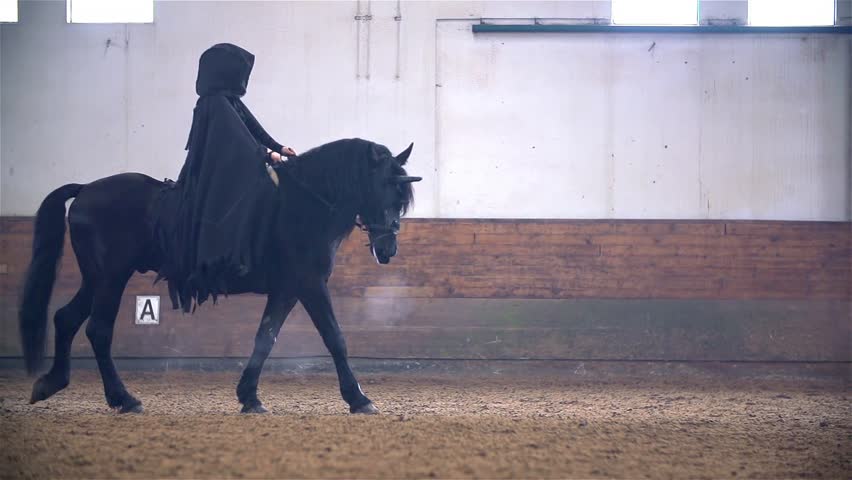 Droit5821004Shutterstock Black On Stock100Libres Horse De Sauron Vidéos Riding LScjq3R54A