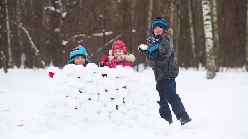 Кидались снежками. Игра в снежки. Дети кидаются снежками. Дети играют в снежки. Играть в снежки.