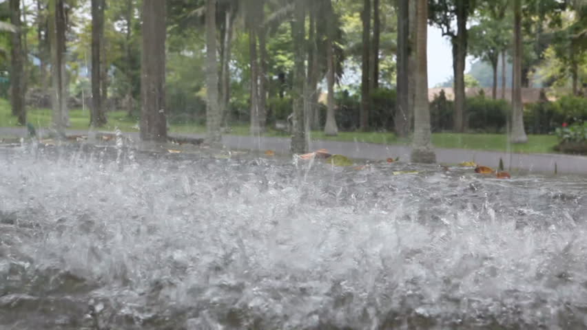 Выберите правильный ответ it rain heavily here from time to time