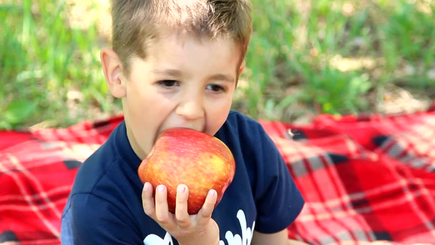 Mengkonsumsi apel