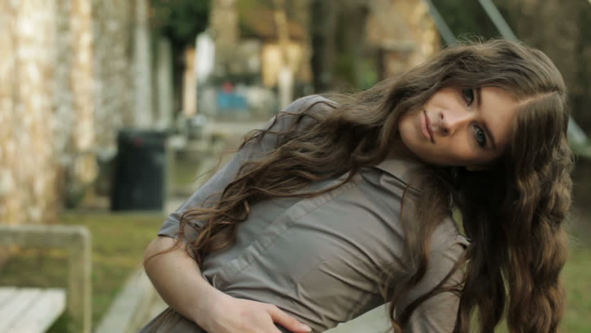 Hd00 25elegant Fashion Model With Extremely Long Curly Hair