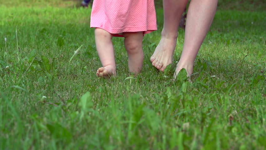 Босиком задание. Дети босые на траве. Босохождение для детей 3-4 лет. Босиком во дворе по траве. Малыш босиком.